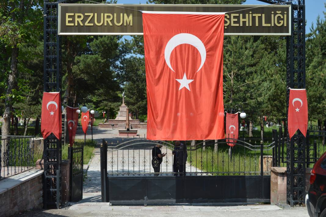 Bayram arifesinde şehitliklerde hüzün: Kahramanlara koştular 27